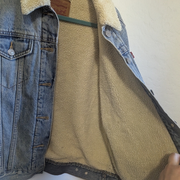 Levi’s Trucker with Sherpa Lining - Picture 7 of 7